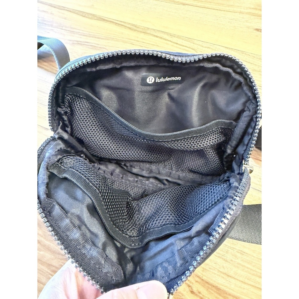 Lululemon Everywhere Belt Bag 1L Black Gold Casual Crossbody Waist Pack - Picture 5 of 10